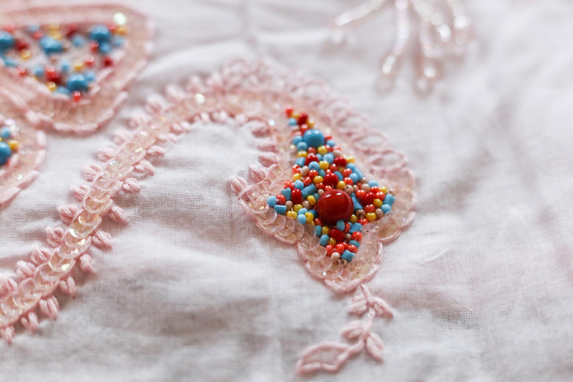 Detail: Perlenstickerei auf Leinen