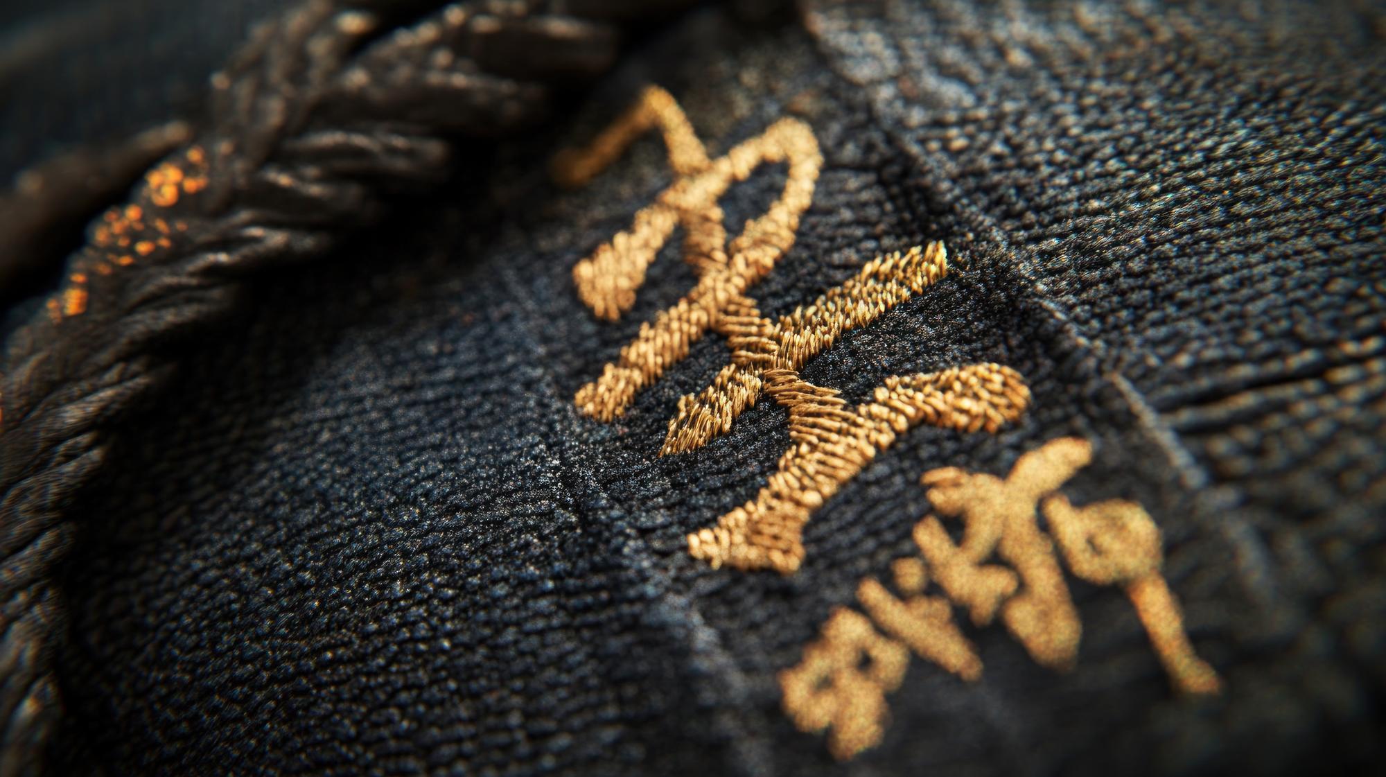 Nahaufnahme handgesticktes Monogramm auf Samt